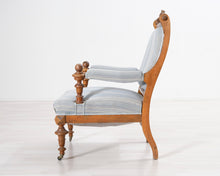 Lataa kuva Galleria-katseluun, Antiikkinen nojatuoli raidallisella istuimella 1800-luku
