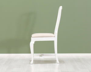 Antiikkinen tuoli valkoinen
