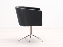 Load image into Gallery viewer, Asko nahkanojatuoli pyörivällä jalalla musta
