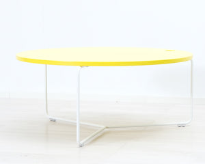 Sohvapöytä keltaisella pöytälevyllä