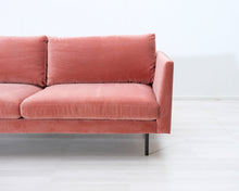 Lataa kuva Galleria-katseluun, 3-istuttava samettisohva koralli
