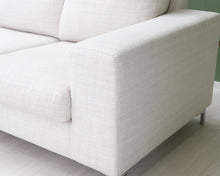 Load image into Gallery viewer, Asko 3-istuttava kangassohva luonnonvalkoinen
