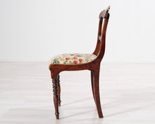 Lataa kuva Galleria-katseluun, Antiikkinen tuoli kangasistuimella
