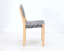 Lataa kuva Galleria-katseluun, Artek 611 tuoli seeprakankaalla II
