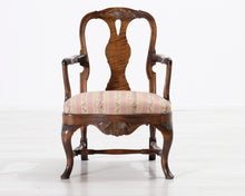 Lataa kuva Galleria-katseluun, Antiikkinen nojatuoli kukallisella istuimella
