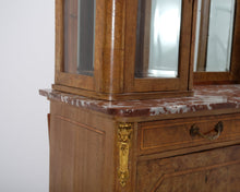 Lataa kuva Galleria-katseluun, Antiikkinen lipasto lasivitriinillä
