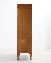 Lataa kuva Galleria-katseluun, Antiikkinen kaappi massiivitammesta
