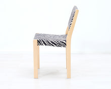 Lataa kuva Galleria-katseluun, Artek 611 tuoli seeprakankaalla
