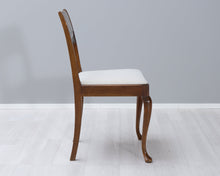 Lataa kuva Galleria-katseluun, Antiikkinen tuoli kangasistuimella
