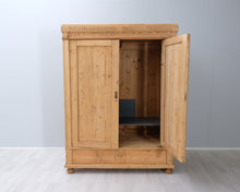 Lataa kuva Galleria-katseluun, Antiikkikaappi puinen
