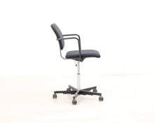 Load image into Gallery viewer, Avarte Yrjö Kukkapuro toimistotuoli mustavalkoinen
