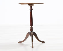 Lataa kuva Galleria-katseluun, Antiikkinen sivupöytä
