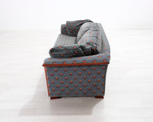 Lataa kuva Galleria-katseluun, 3-istuttava kangassohva kuviollisella verhoilulla
