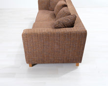 Lataa kuva Galleria-katseluun, 3-istuttava kangassohva ruskea
