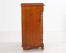 Lataa kuva Galleria-katseluun, Antiikkinen lipasto
