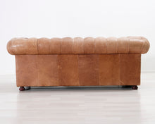 Load image into Gallery viewer, 3-istuttava Chesterfield-tyylinen nahkasohva ruskea
