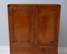 Lataa kuva Galleria-katseluun, Antiikkinen kaappi
