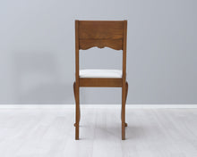 Lataa kuva Galleria-katseluun, Antiikkinen tuoli kangasistuimella
