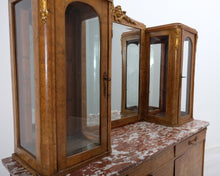 Lataa kuva Galleria-katseluun, Antiikkinen lipasto lasivitriinillä
