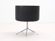 Load image into Gallery viewer, Asko nahkanojatuoli pyörivällä jalalla musta
