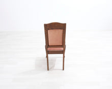 Lataa kuva Galleria-katseluun, Antiikkinen tuoli nahkaverhoilulla
