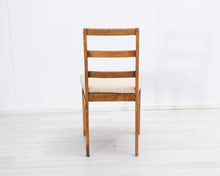 Lataa kuva Galleria-katseluun, Antiikkinen tuoli kangasistuimella
