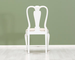 Antiikkinen tuoli valkoinen