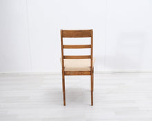 Lataa kuva Galleria-katseluun, Antiikkinen tuoli kangasistuimella
