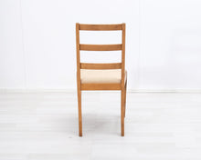 Lataa kuva Galleria-katseluun, Antiikkinen tuoli kangasistuimella
