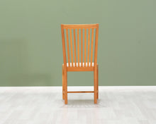 Load image into Gallery viewer, Puinen tuoli vaalealla istuinosalla
