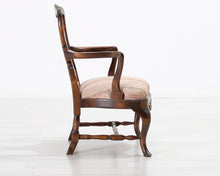 Lataa kuva Galleria-katseluun, Antiikkinen nojatuoli kukallisella istuimella
