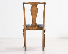 Lataa kuva Galleria-katseluun, Antiikkinen tuoli raidallisella istuimella
