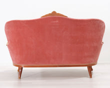 Load image into Gallery viewer, Antiikkinen samettisohva vaaleanpunainen
