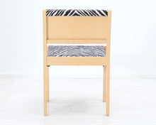 Lataa kuva Galleria-katseluun, Artek 611 tuoli seeprakankaalla II
