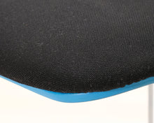 Load image into Gallery viewer, Avarte Yrjö Kukkapuro toimistotuoli sinisillä käsinojilla
