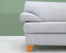 Load image into Gallery viewer, Asko Florence 3-istuttava kangassohva vaaleanharmaa
