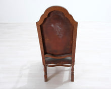 Lataa kuva Galleria-katseluun, Antiikkinen tuoli nahkaverhoilulla
