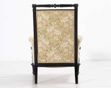 Lataa kuva Galleria-katseluun, Antiikkinen nojatuoli kukallisella istuimella
