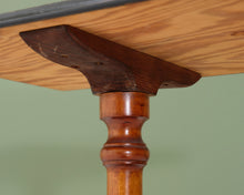 Load image into Gallery viewer, Antiikkinen sivupöytä suorakaiteen muotoisella pöytälevyllä
