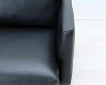 Load image into Gallery viewer, Asko 4-istuttava nahkasohva musta
