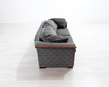 Lataa kuva Galleria-katseluun, 3-istuttava kangassohva kuviollisella verhoilulla
