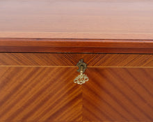 Lataa kuva Galleria-katseluun, Antiikkinen baarikaappi
