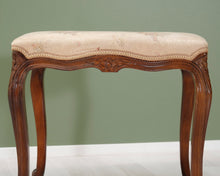 Lataa kuva Galleria-katseluun, Antiikkinen jakkara kangasistuimella
