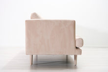 Lataa kuva Galleria-katseluun, 3-istuttava samettisohva vaaleanpunainen
