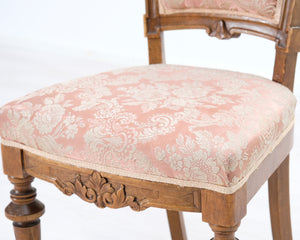 Antiikkinen tuoli vaaleanpunaisella verhoilulla