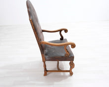 Lataa kuva Galleria-katseluun, Antiikkinen tuoli nahkaverhoilulla
