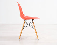 Load image into Gallery viewer, DSW Vitra Eames tuoli oranssi
