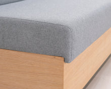 Lataa kuva Galleria-katseluun, 3-istuttava kangassohva ja sivupöytä
