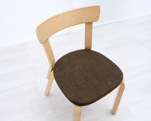 Lataa kuva Galleria-katseluun, Artek 69 tuoli kangasistuimella
