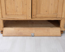 Lataa kuva Galleria-katseluun, Antiikkikaappi puinen
